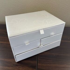 Vera Wang Jewlery Box